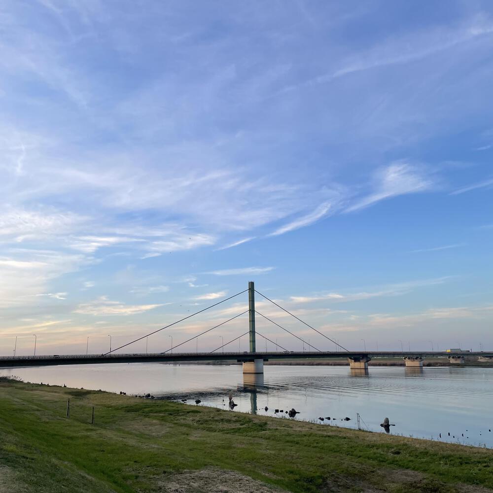 小江戸佐原の川岸の街並みと雄大な利根川河川敷の写真39