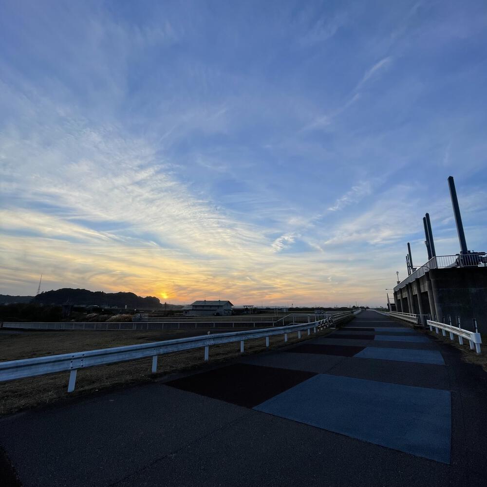 小江戸佐原の川岸の街並みと雄大な利根川河川敷の写真40