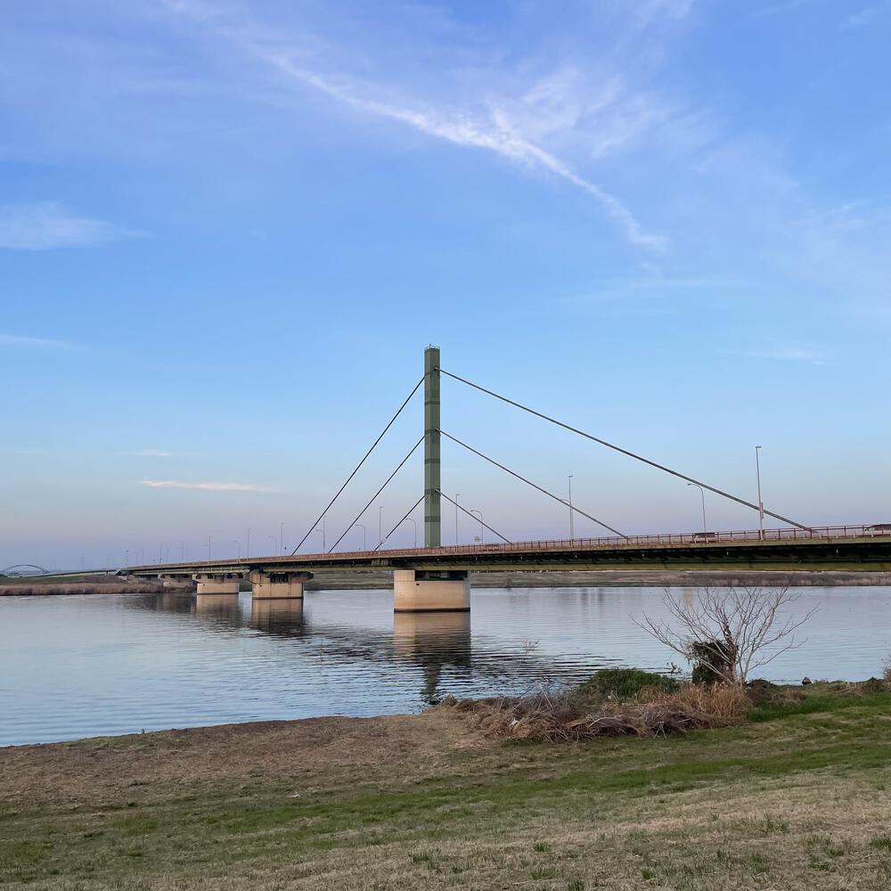 小江戸佐原の川岸の街並みと雄大な利根川河川敷の写真41