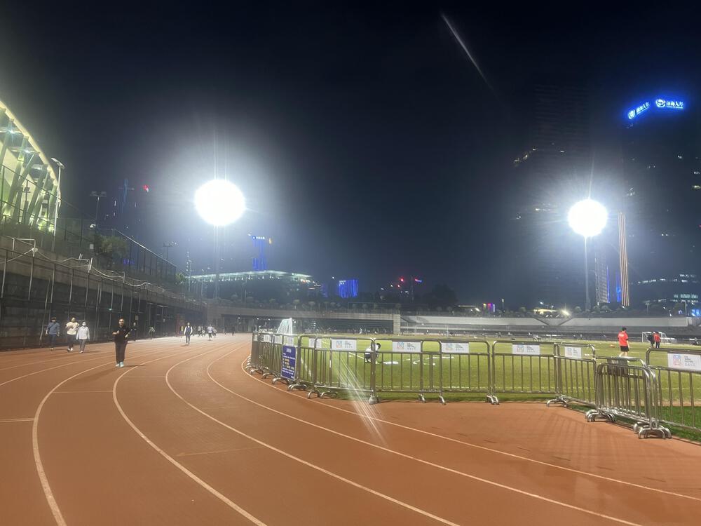 宝安体育場のサブトラックの写真4