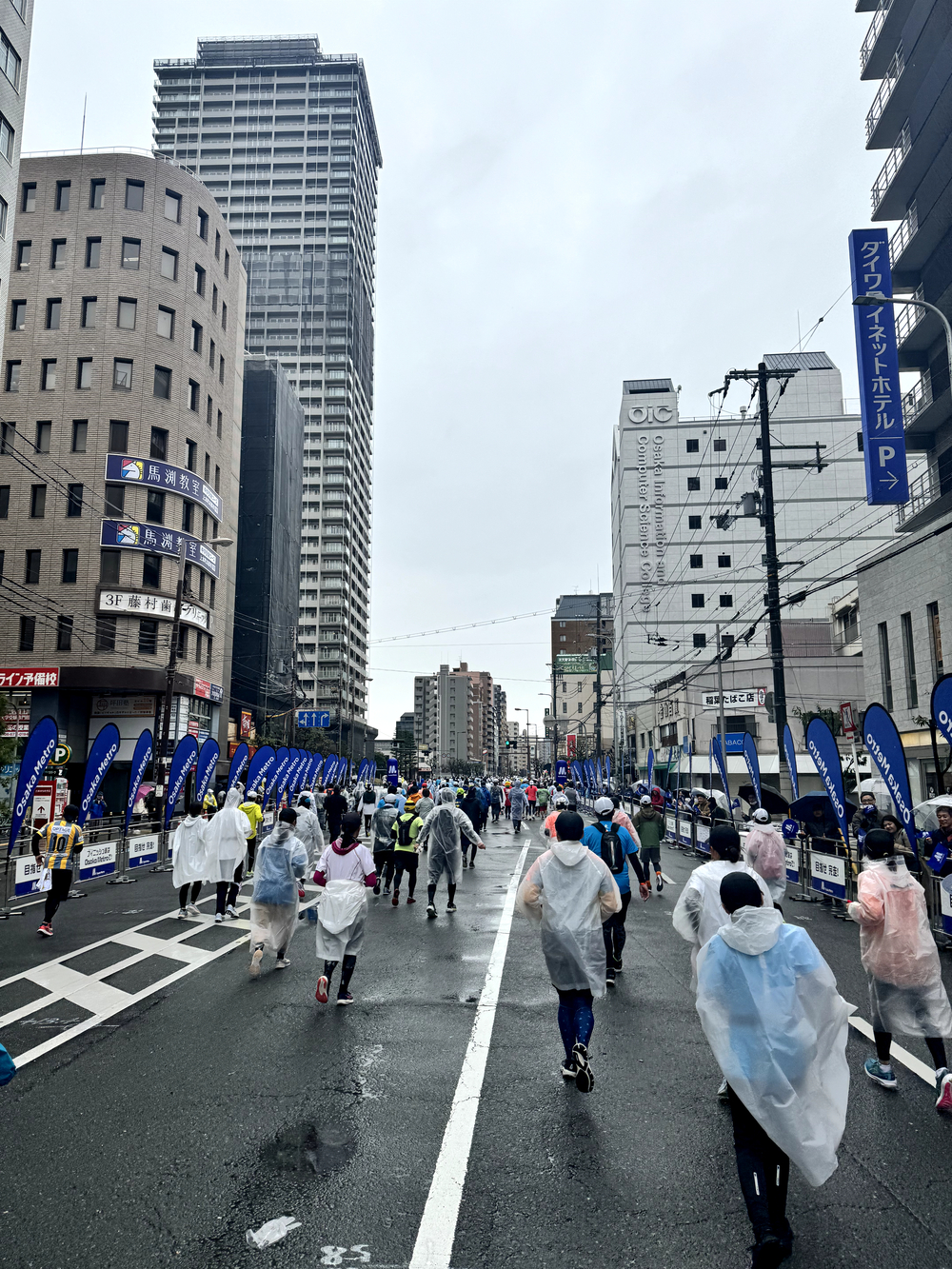 雨の中の大阪マラソン2024の写真3