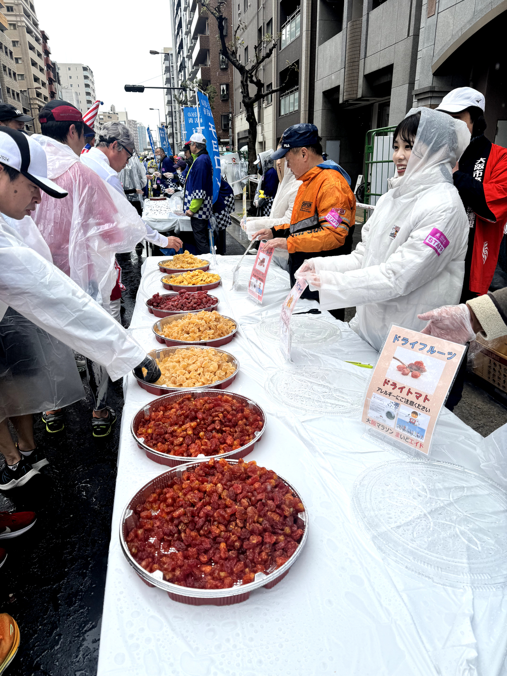 雨の中の大阪マラソン2024の写真5