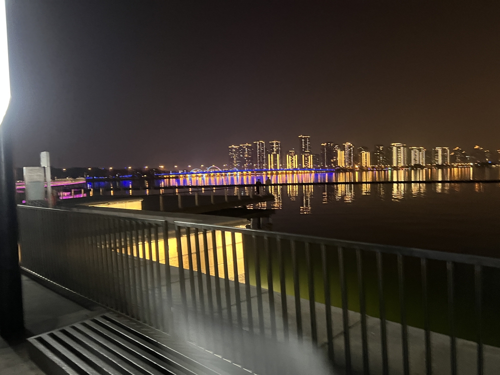 東方之門スタートで金鶏湖1周ナイトランの写真3