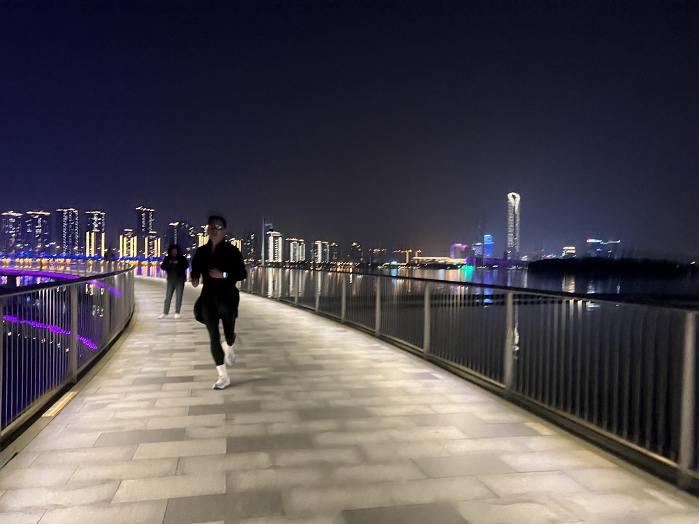 東方之門スタートで金鶏湖1周ナイトランの写真4