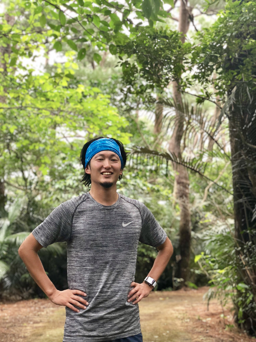 エメラルドグリーンの海を見下ろす、モーニング激坂ランの写真3