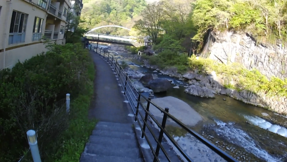 栃木県、日光国立公園鄙びた温泉街「川治温泉」～奇岩石の峡谷「龍王峡」遊歩道をランニングの写真3