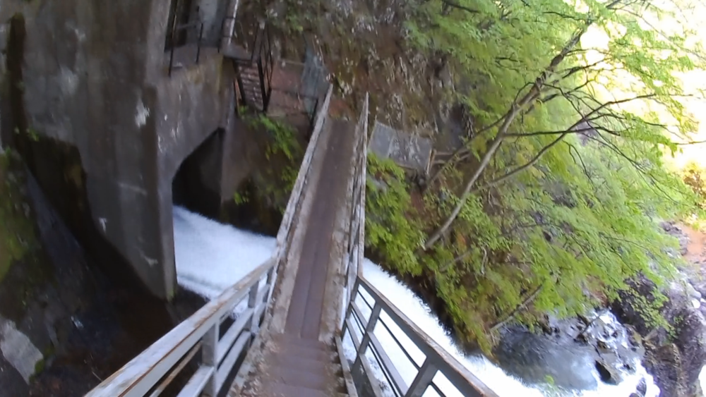 栃木県、日光国立公園鄙びた温泉街「川治温泉」～奇岩石の峡谷「龍王峡」遊歩道をランニングの写真11