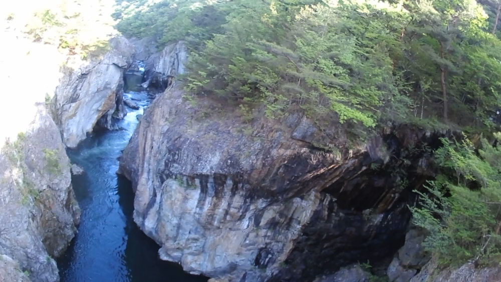 栃木県、日光国立公園鄙びた温泉街「川治温泉」～奇岩石の峡谷「龍王峡」遊歩道をランニングの写真13