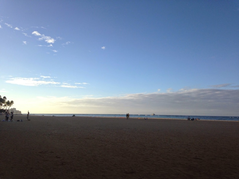 朝焼けのアラワイ運河からの定番ワイキキビーチ！の写真4