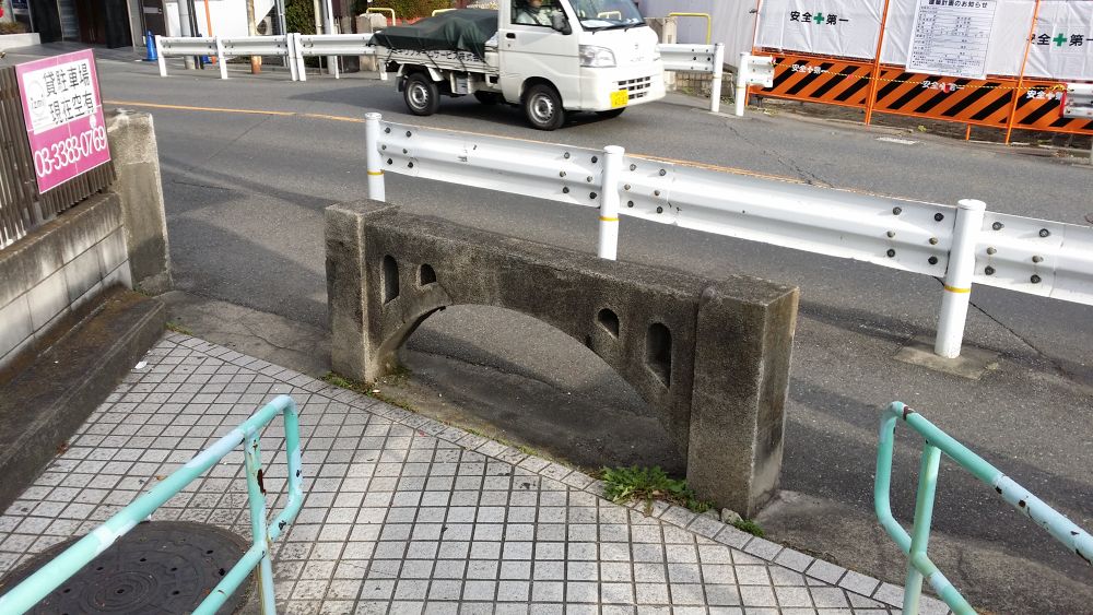 都会の隠れ道・桃園川緑道をゆくの写真5