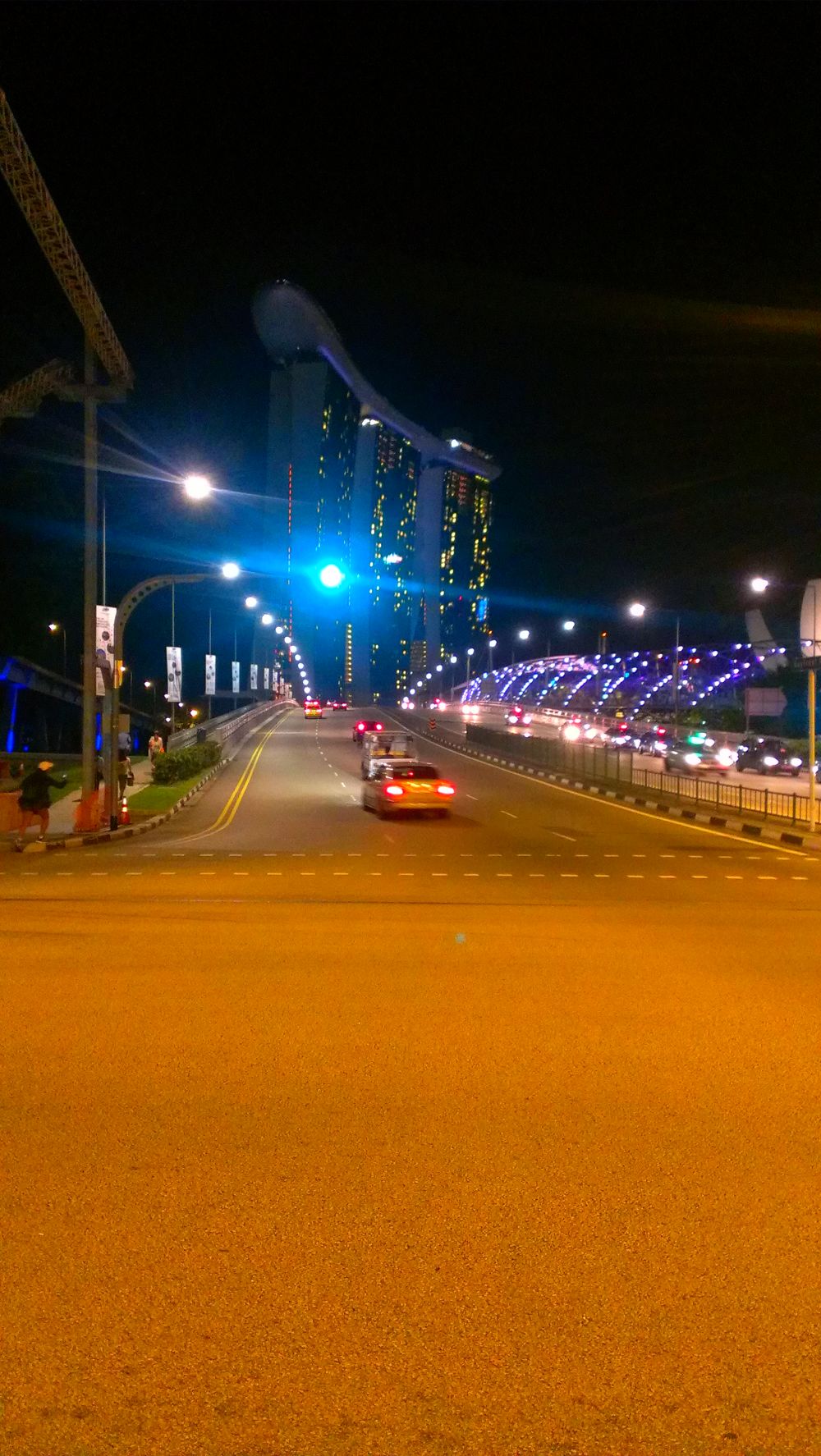 F1シンガポールグランプリのコースを走るの写真3