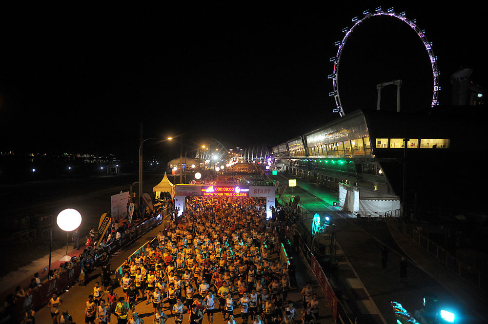 F1シンガポールグランプリのコースを走るの写真7