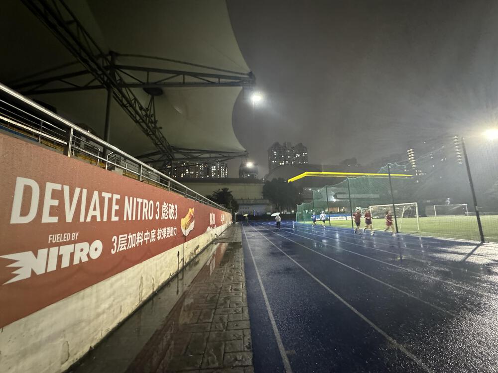 上海廬湾スポーツセンターのブルートラックの写真3