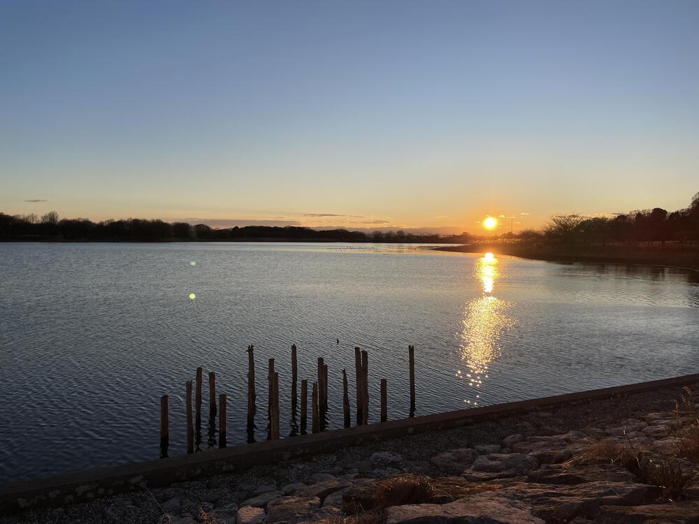 美しい湖面を楽しむランナーの楽園の写真3
