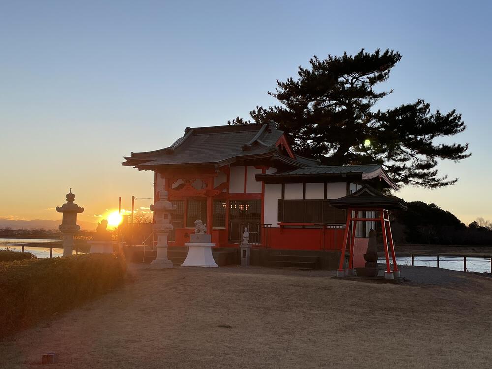 美しい湖面を楽しむランナーの楽園の写真4