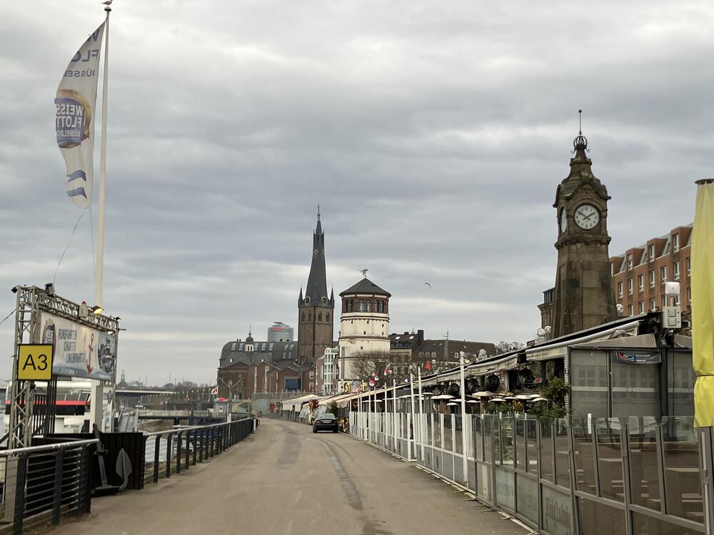 デュッセルドルフの街並みとライン川沿いを走るコースの写真3