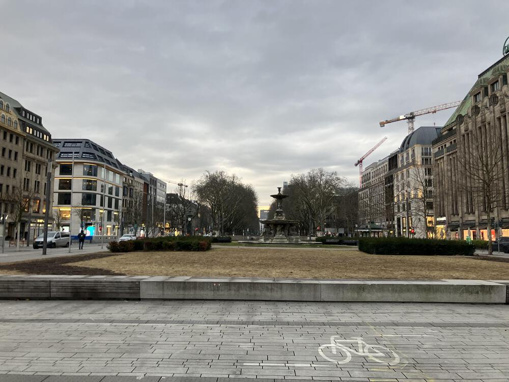 デュッセルドルフの街並みとライン川沿いを走るコースの写真4