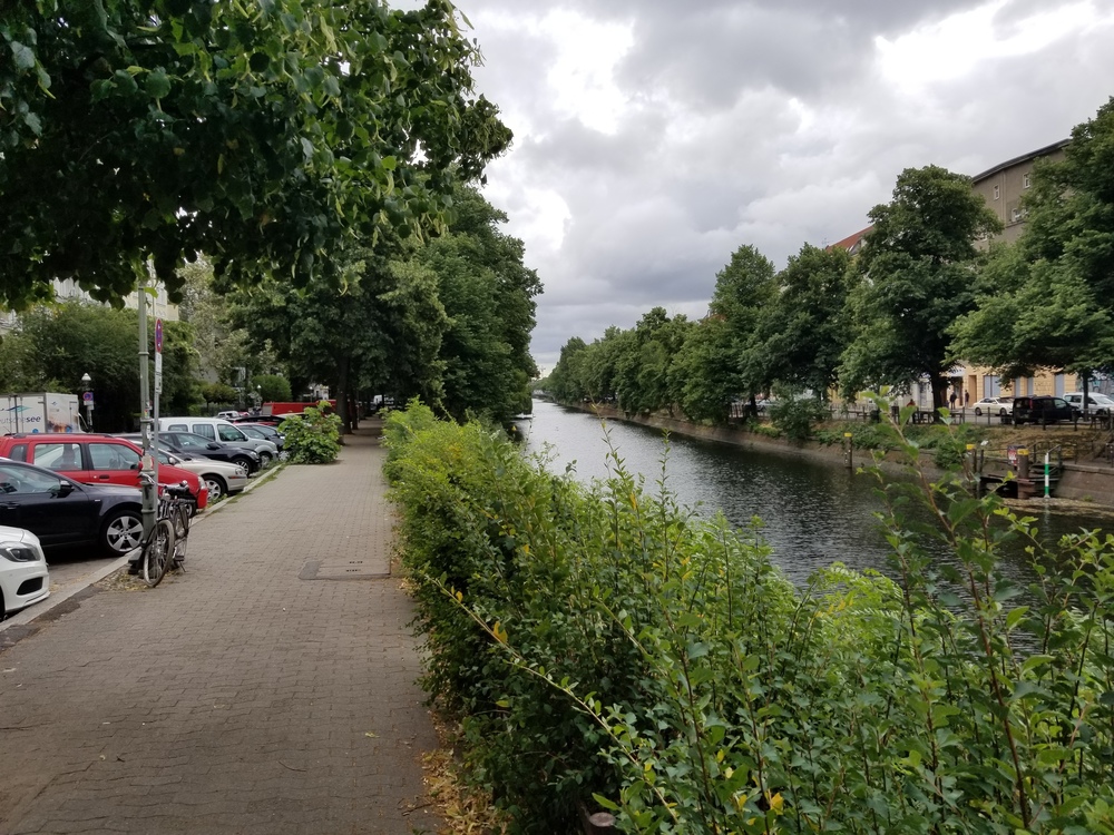 素顔のベルリン：ローカルランナーとすれ違うラントヴェーア運河沿いの写真4