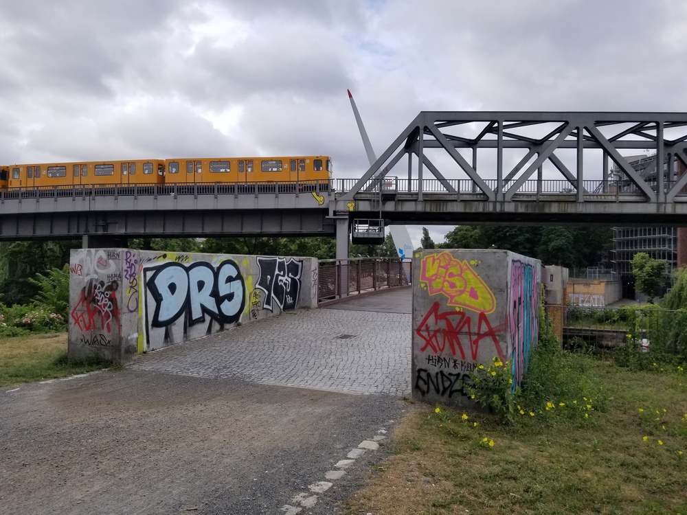 素顔のベルリン：ローカルランナーとすれ違うラントヴェーア運河沿いの写真5