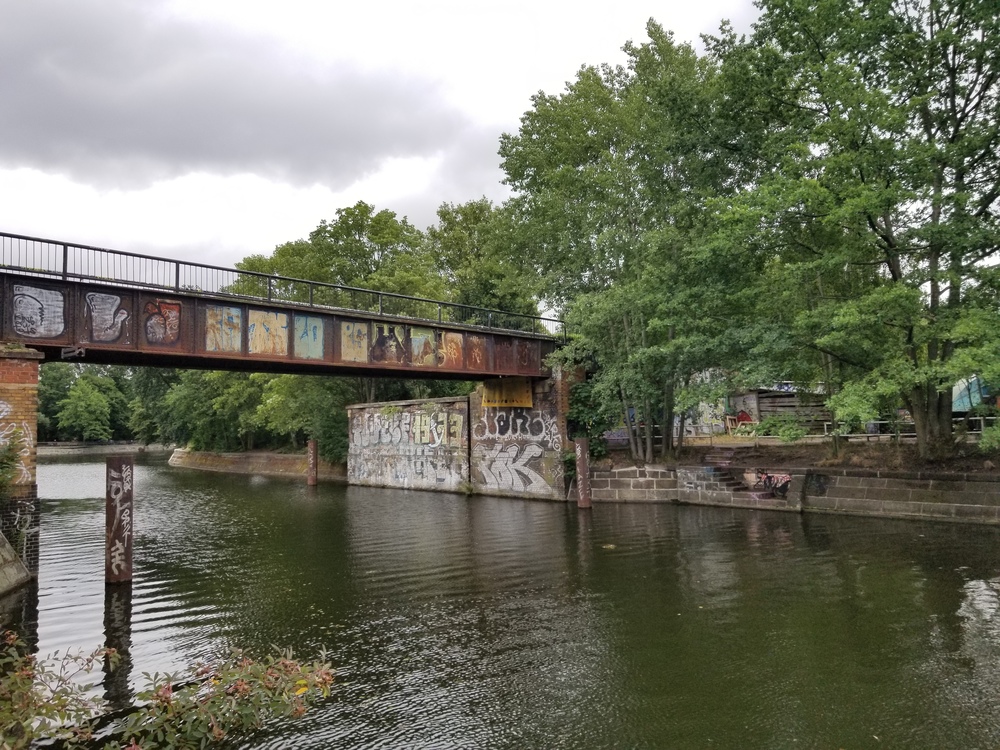 素顔のベルリン：ローカルランナーとすれ違うラントヴェーア運河沿いの写真6