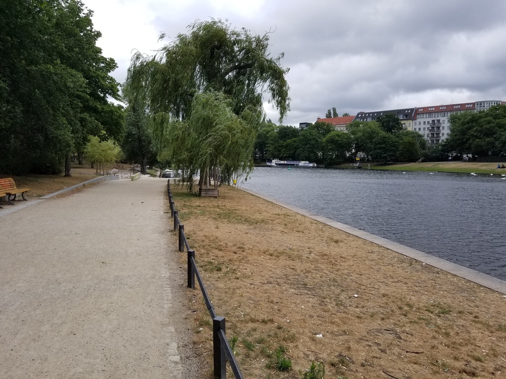 素顔のベルリン：ローカルランナーとすれ違うラントヴェーア運河沿いの写真7