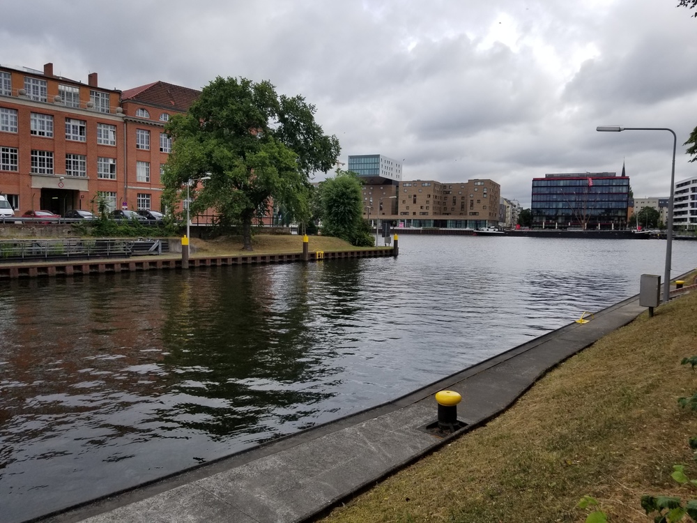 素顔のベルリン：ローカルランナーとすれ違うラントヴェーア運河沿いの写真8