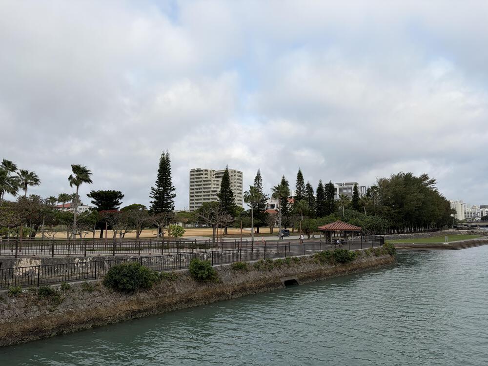 那覇に来ると必ず走る奥武山公園。1周1km強のランニングコースがあり、朝から多くの方が走っています。とても気持ち良いコースです。の写真4