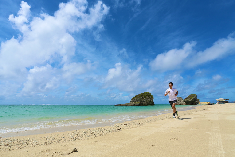 奥武島と新原ビーチの南国エメラルドグリーンの写真3
