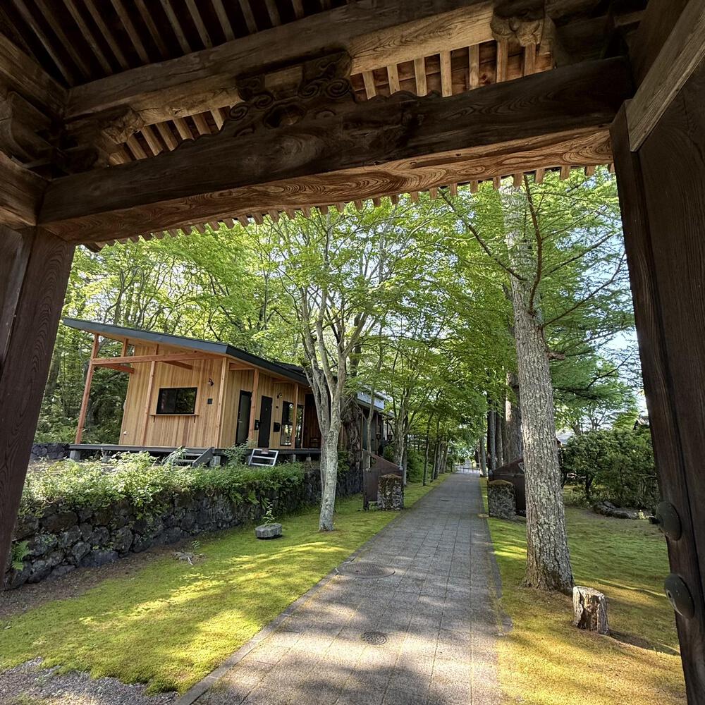 信濃追分「コスモス街道の碑」と御影用水（千ケ滝湯川用水温水路）の写真6