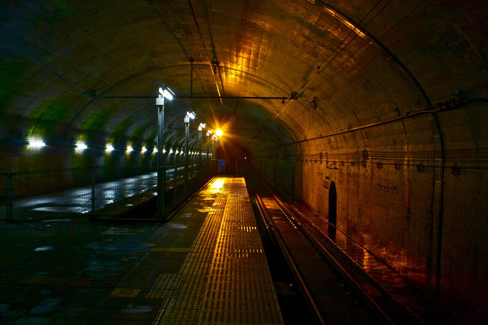 秘境！日本一のモグラ駅土合駅と湯吹きの滝の写真13