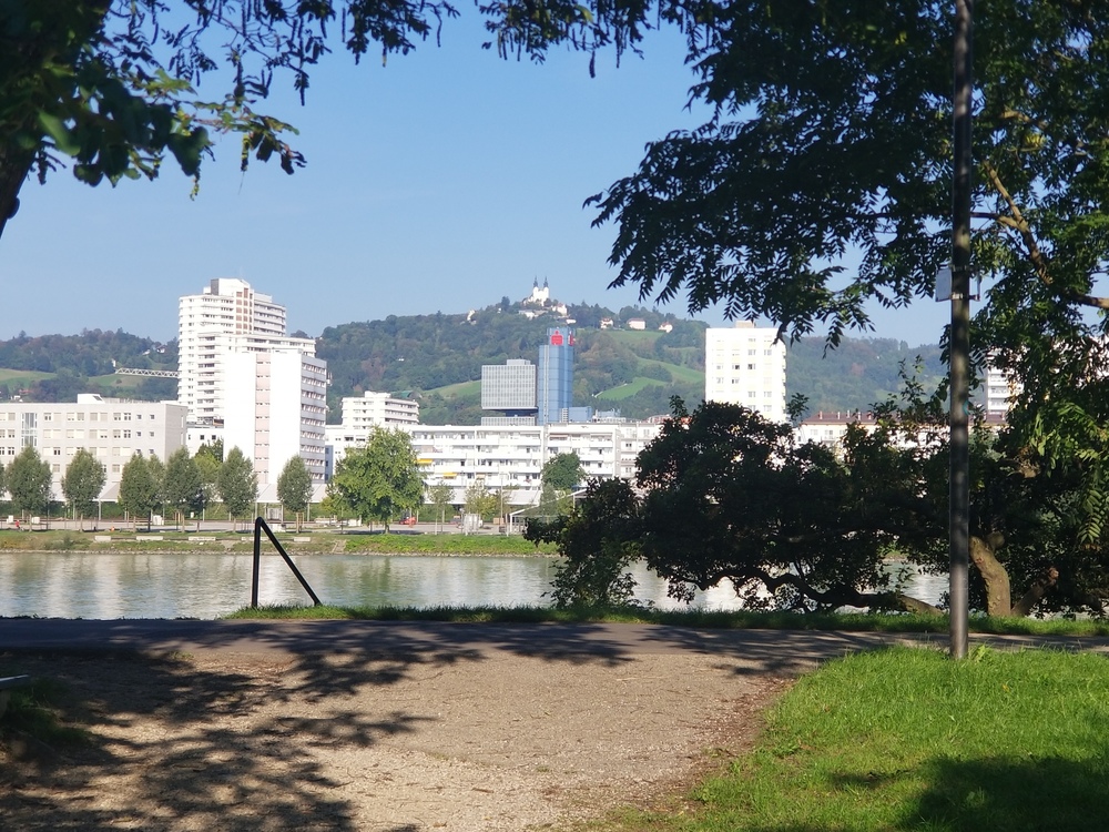 ドナウ川沿いに開けたリンツの街の写真4