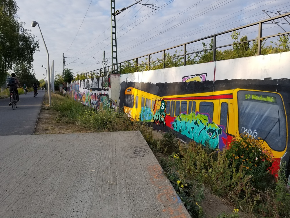 ベルリンの鉄道操車場跡地の公園を行くの写真7