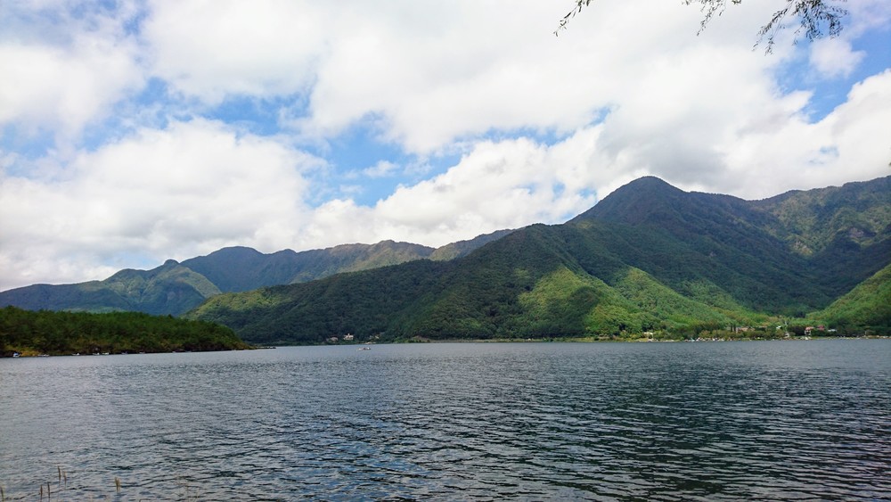 西湖から精進湖を目指して走るリトリートRUNの写真3