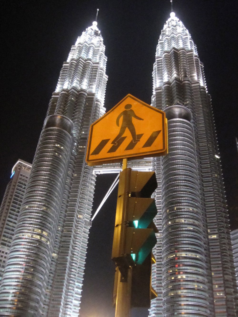 ペトロナスツインタワーへ向かう道の写真7