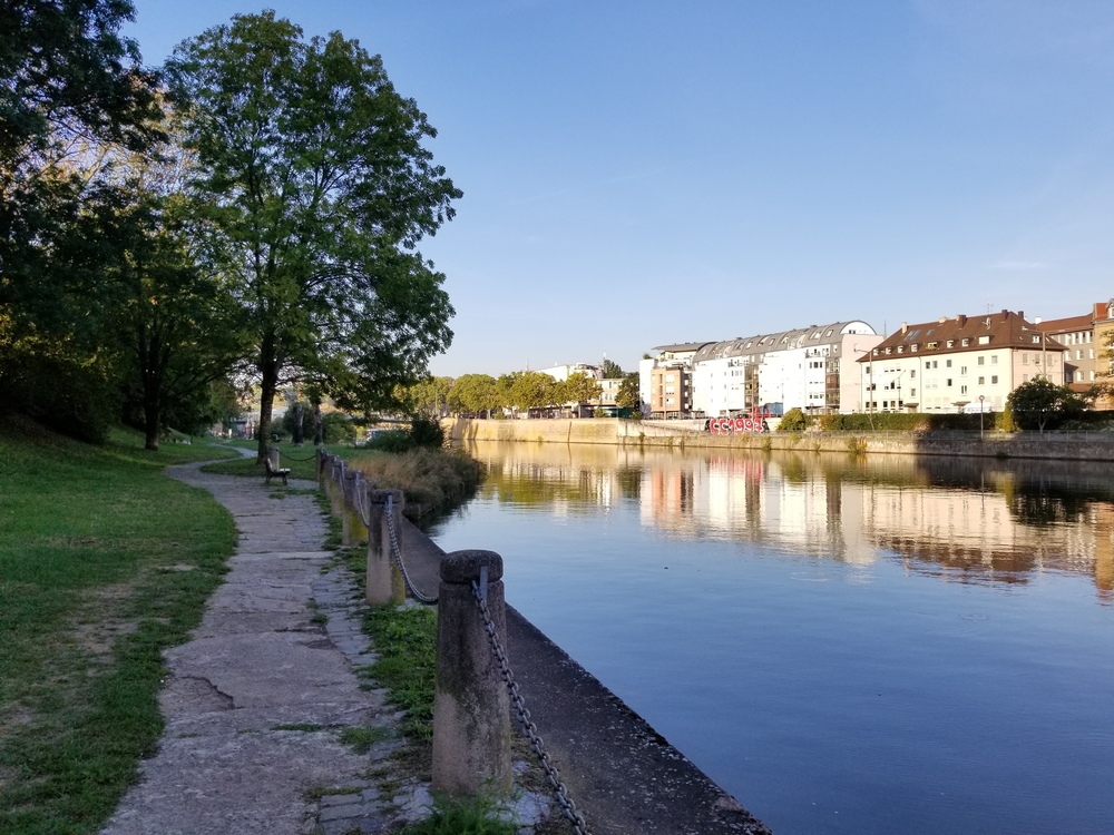 シュトゥットガルト市内のぶどう畑とネッカー川のほとりの写真3