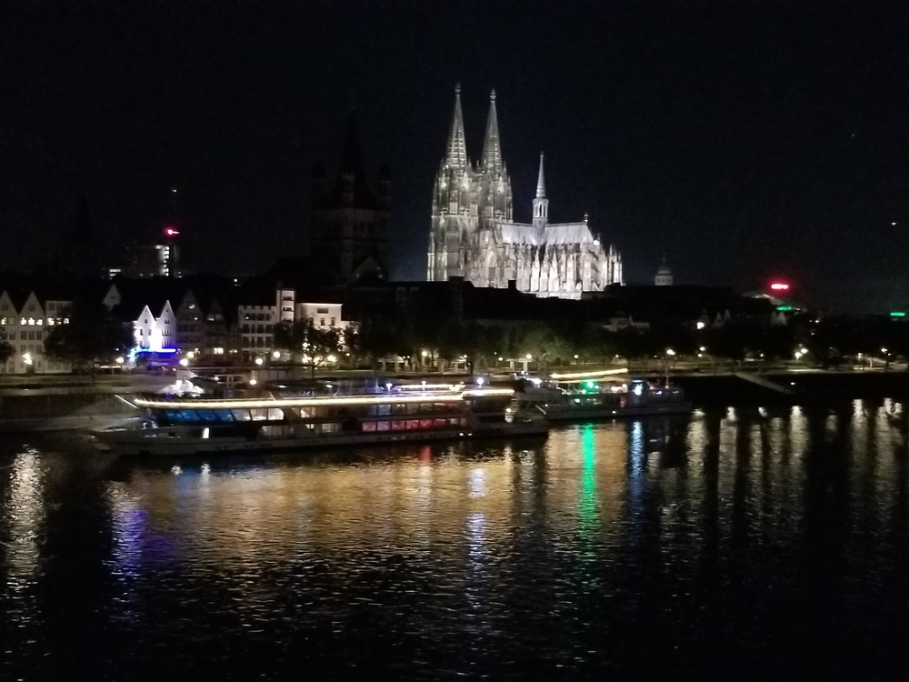 ドイツ・ライン川からケルン大聖堂のライトアップを楽しむの写真3