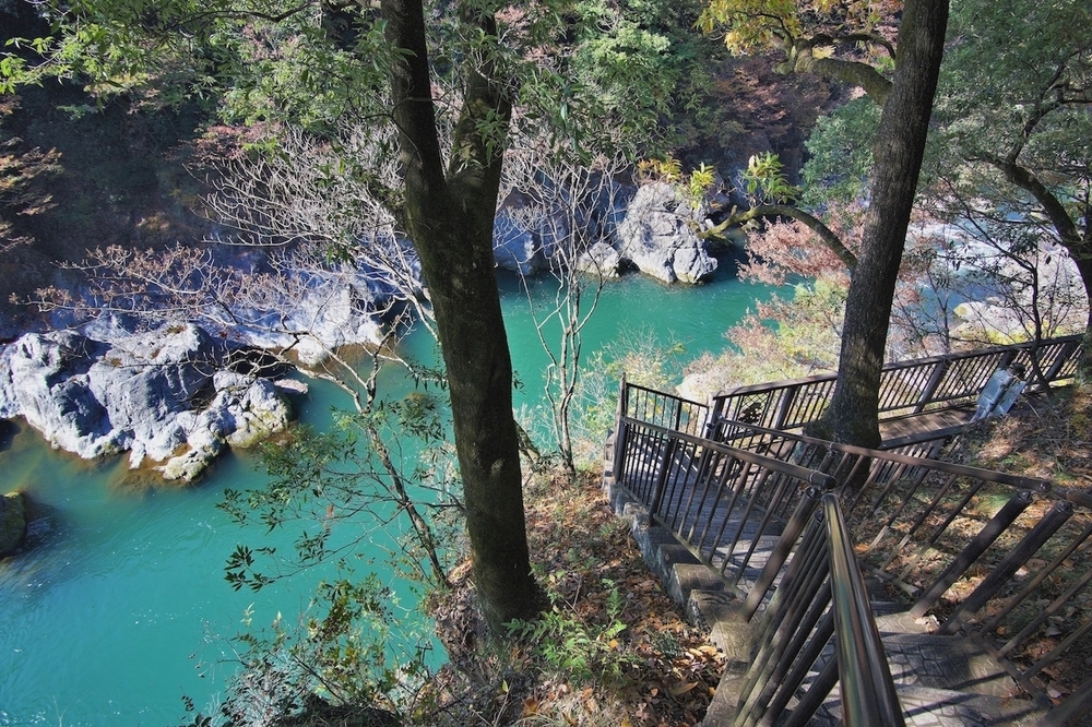 紅葉の高津戸峡と遊歩道の写真4