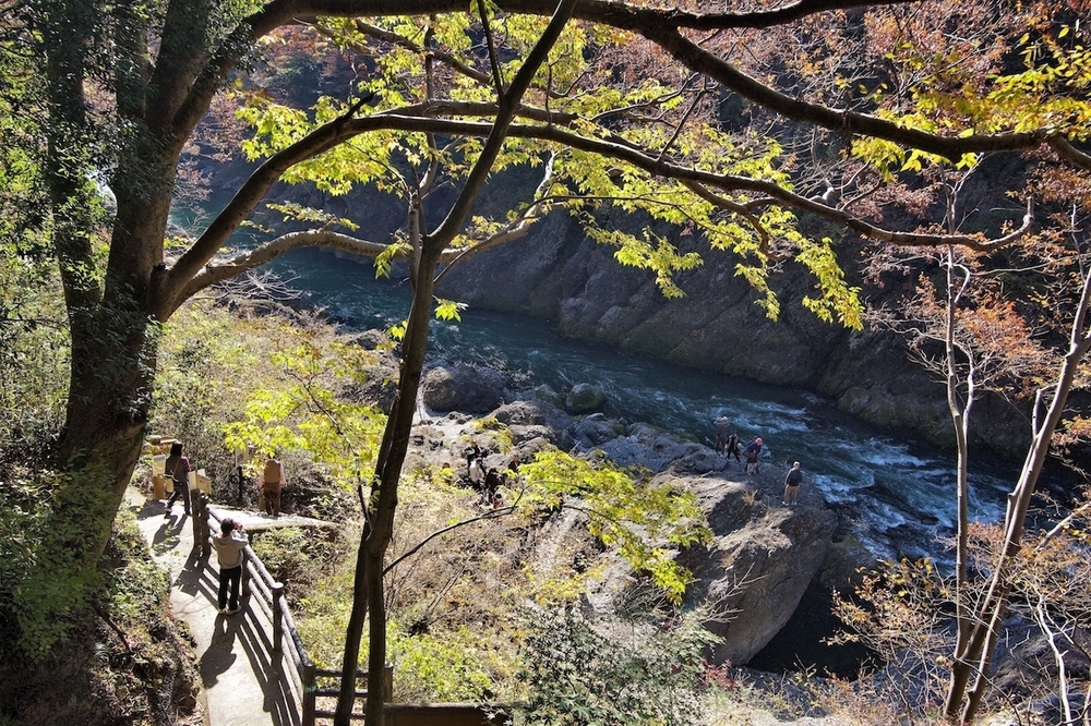 紅葉の高津戸峡と遊歩道の写真6