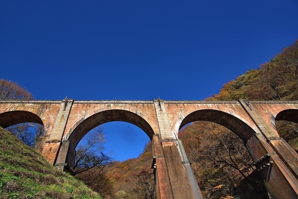めがね橋とトンネルで歴史と紅葉を感じる「アプトの道」の写真9