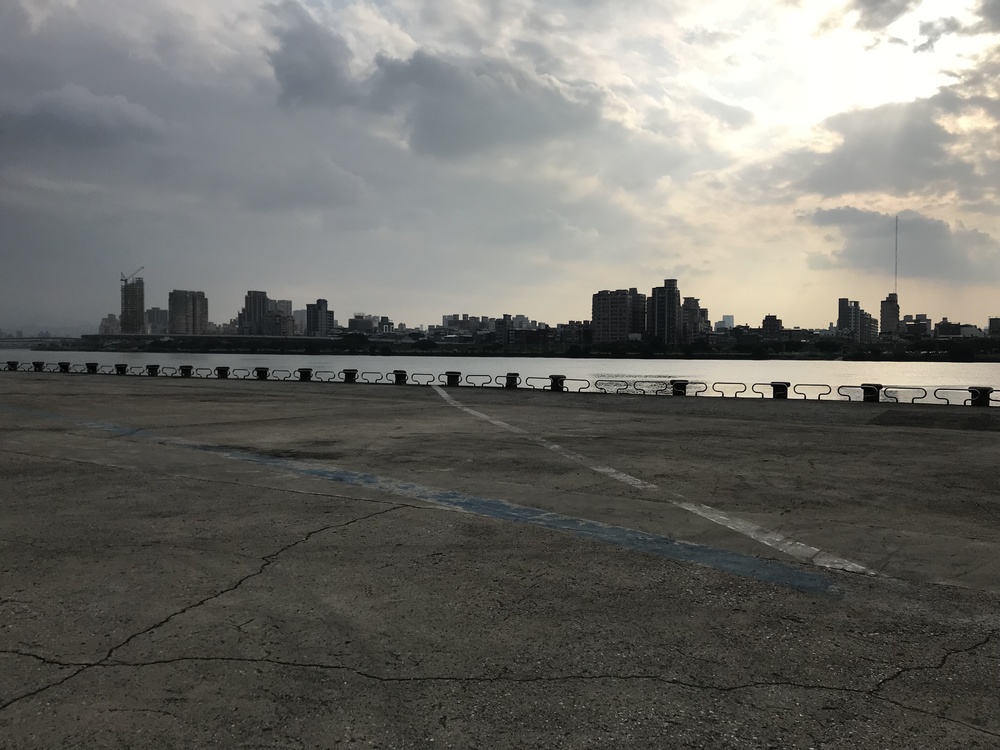 台北 淡水河沿い、自転車と並走が少し怖いの写真3