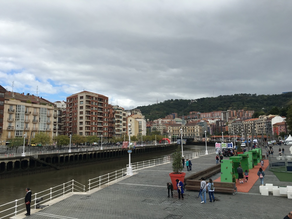 【スペイン】芸術の街ビルバオの川沿いをの写真6