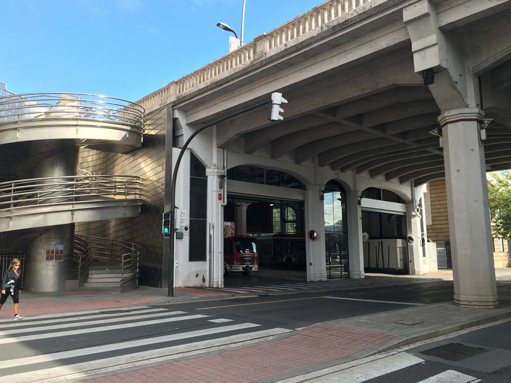 【スペイン】芸術の街ビルバオの川沿いをの写真8