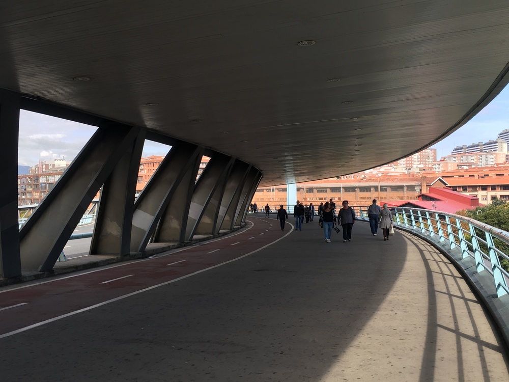 【スペイン】芸術の街ビルバオの川沿いをの写真12