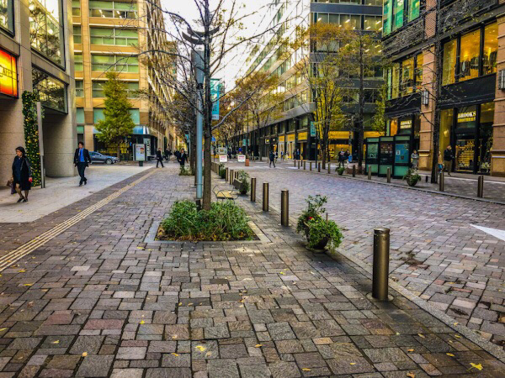 平日昼間の丸の内仲通りの写真5