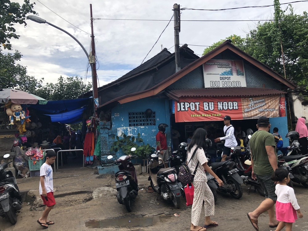 朝日が差し込むバリの海岸線の写真3