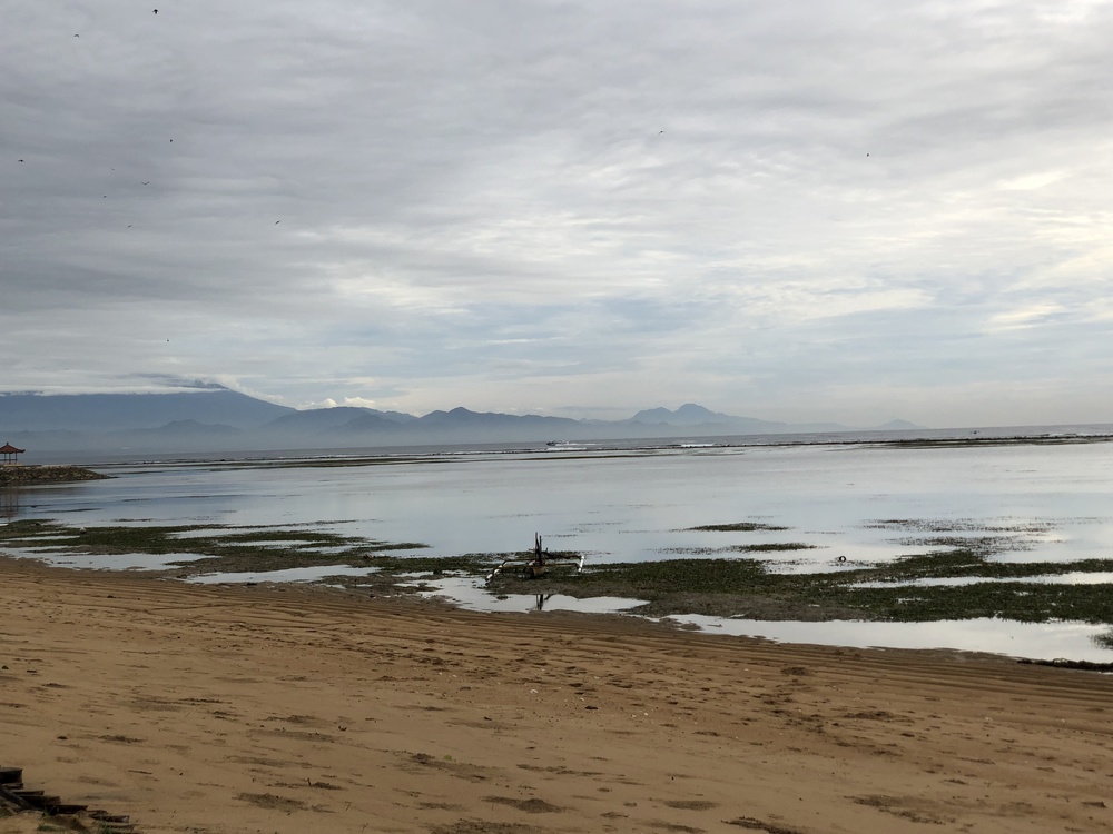 朝日が差し込むバリの海岸線の写真4