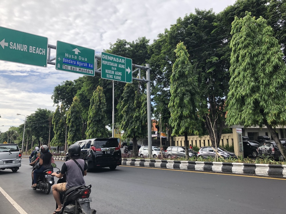 朝日が差し込むバリの海岸線の写真5