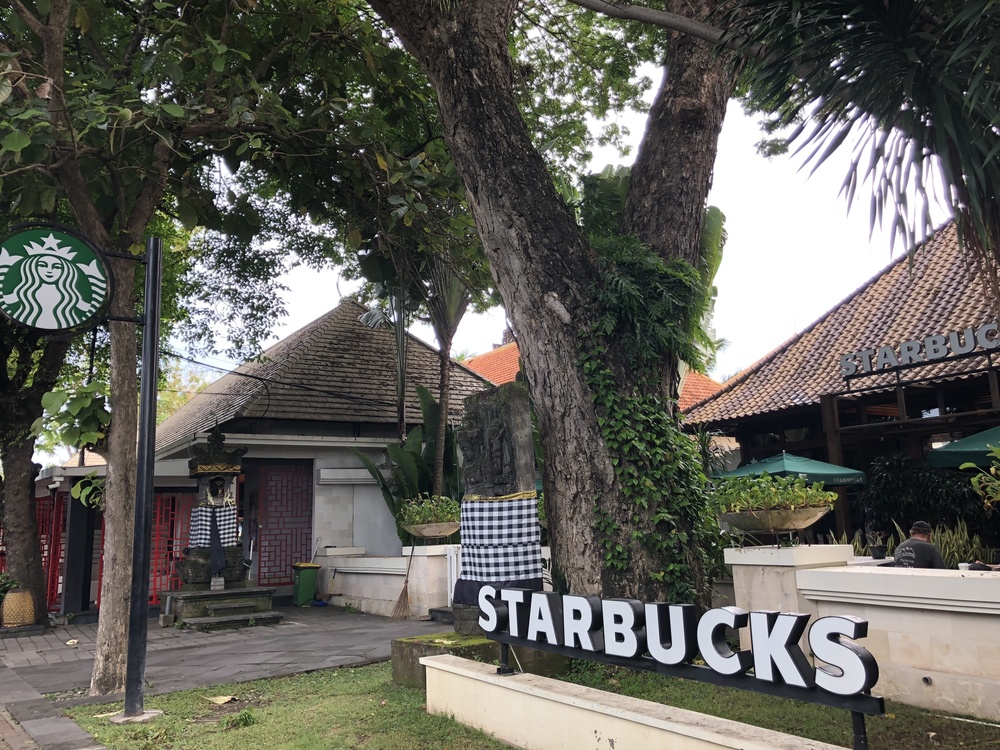 朝日が差し込むバリの海岸線の写真6