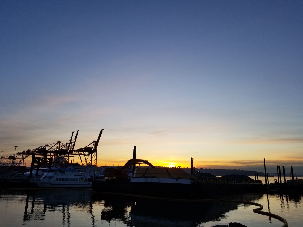 シアトル・エリオット湾に沈む夕日をスタバ１号店からの写真11