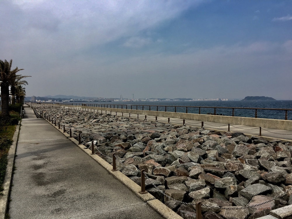 ユーミンの歌詞に出てくる観音崎の歩道橋を渡り観音崎灯台への写真3